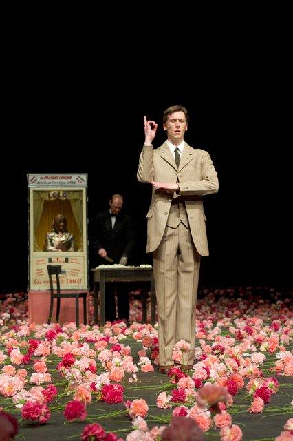 Scott Jennings und Andrey Berezin in „Nelken“ von Pina Bausch mit Tanztheater Wuppertal im Opernhaus Wuppertal (Deutschland), 28. Januar 2015