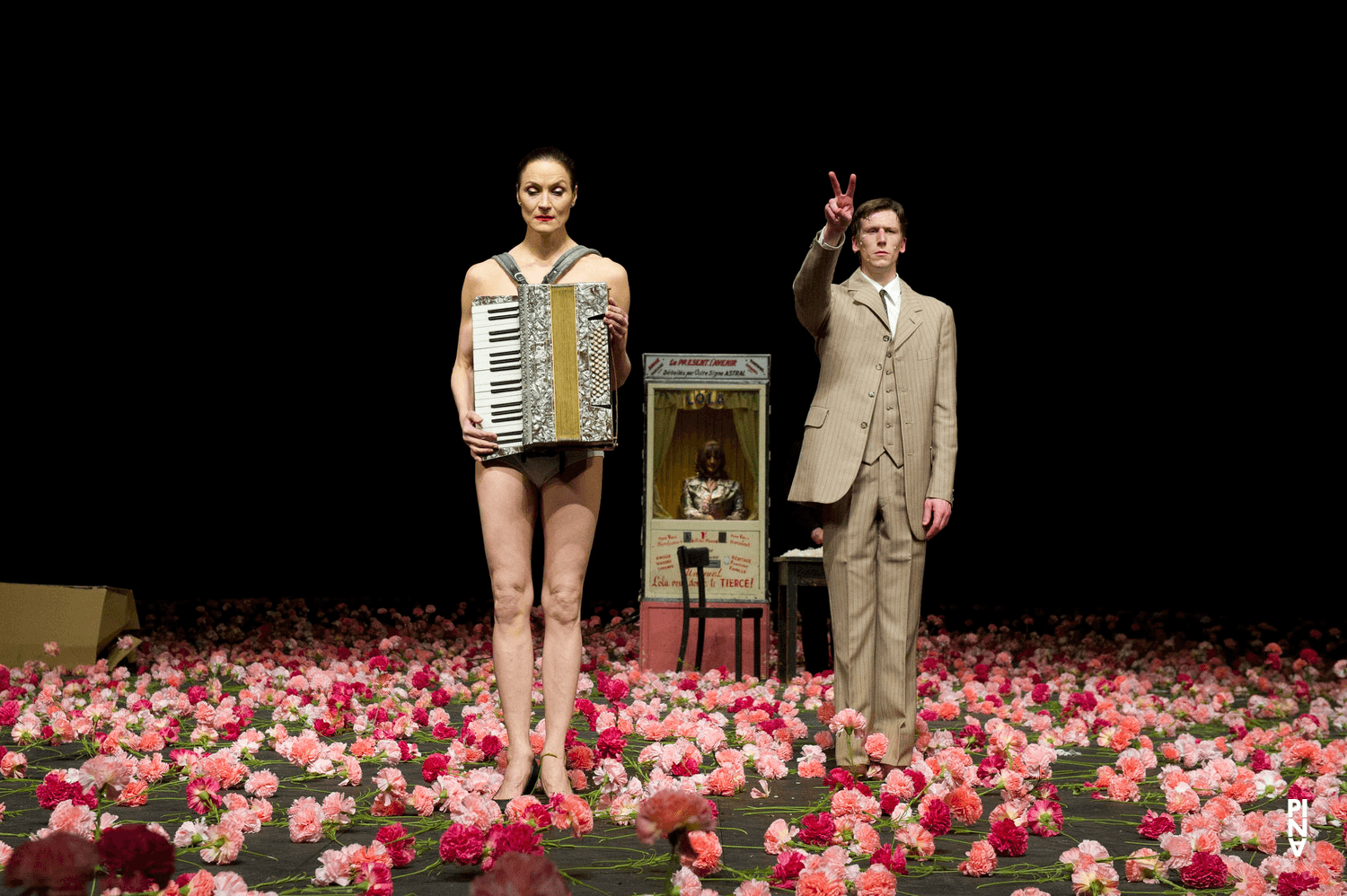 Julie Anne Stanzak und Scott Jennings in „Nelken“ von Pina Bausch mit Tanztheater Wuppertal im Opernhaus Wuppertal (Deutschland), 28. Januar 2015