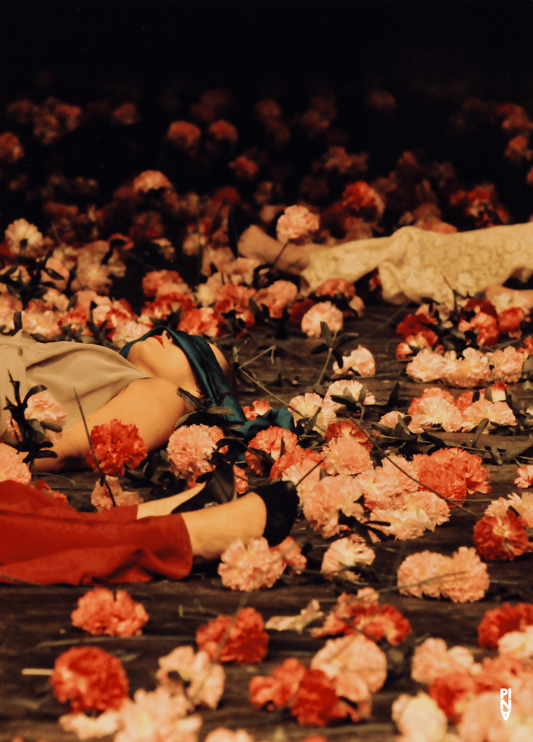 Clémentine Deluy in „Nelken“ von Pina Bausch