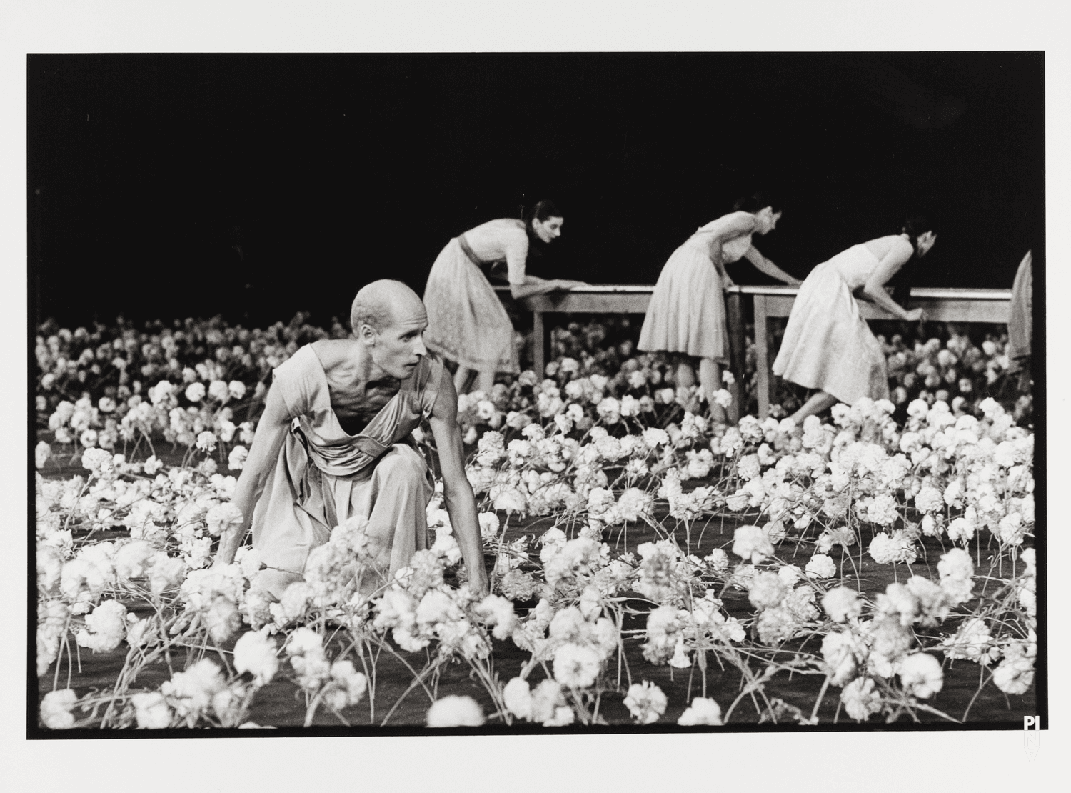 Jakob Haahr Andersen und Héléna Pikon in „Nelken“ von Pina Bausch