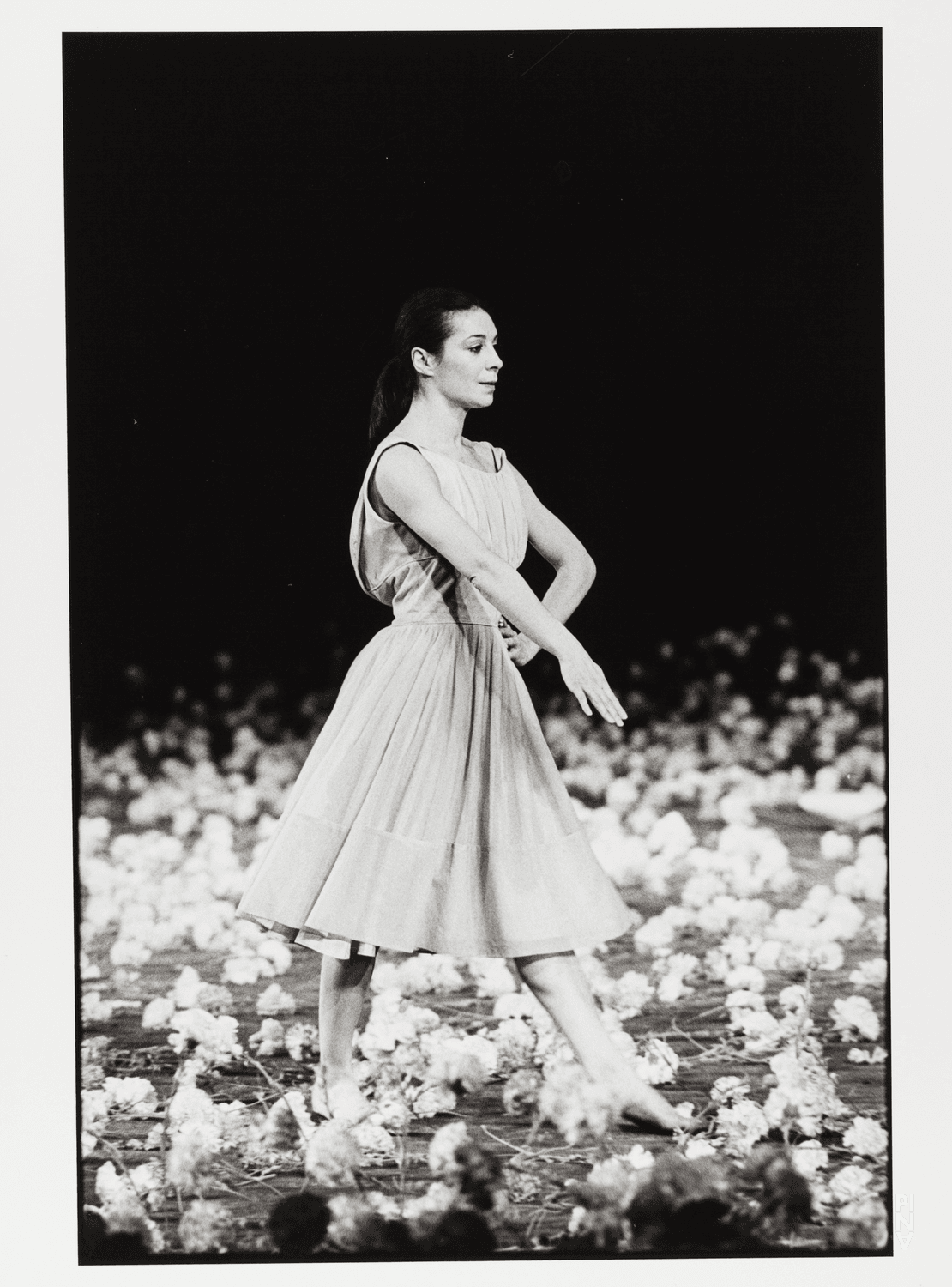 Anne Marie Benati in „Nelken“ von Pina Bausch