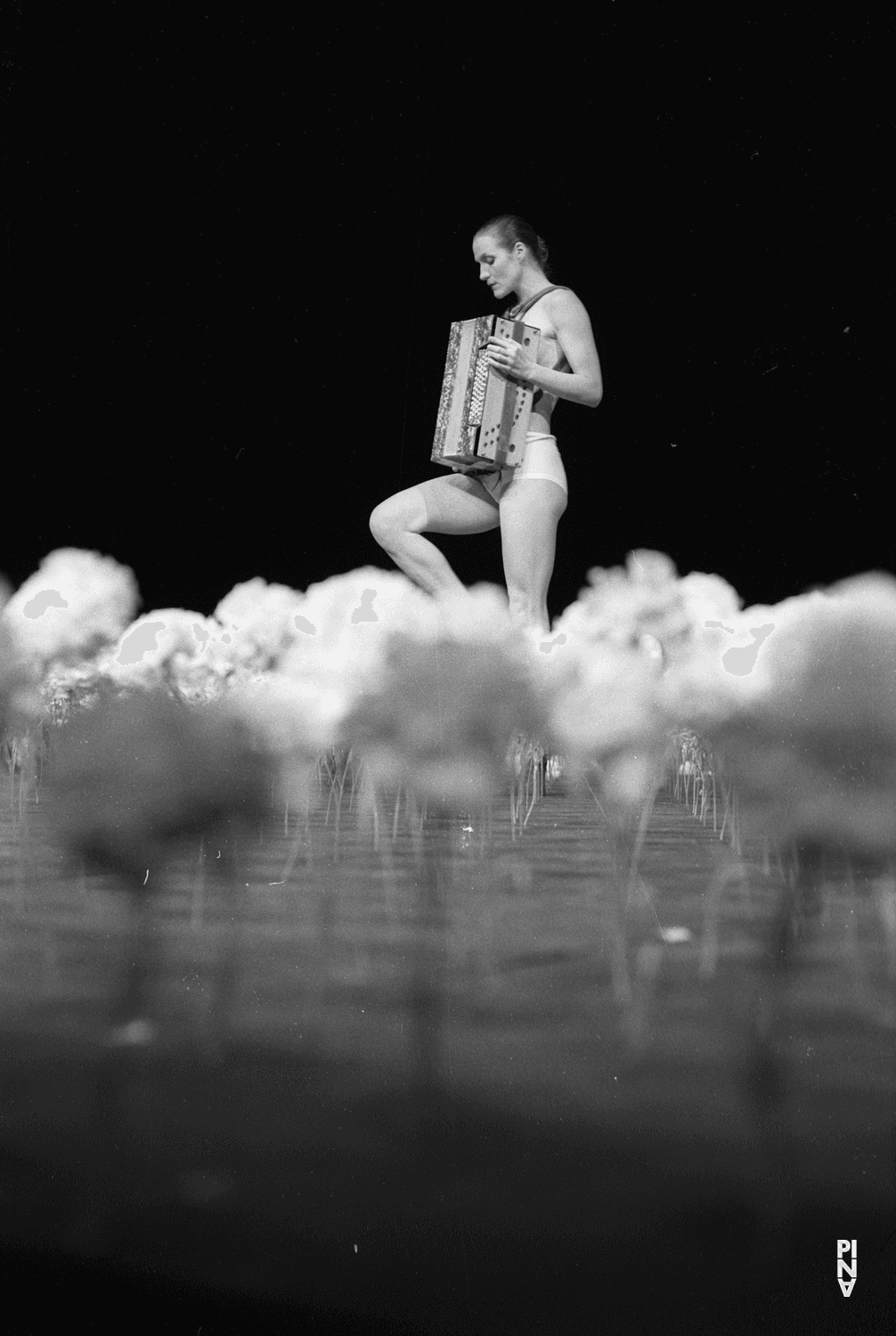Julie Anne Stanzak dans « Nelken (Les œillets) » de Pina Bausch