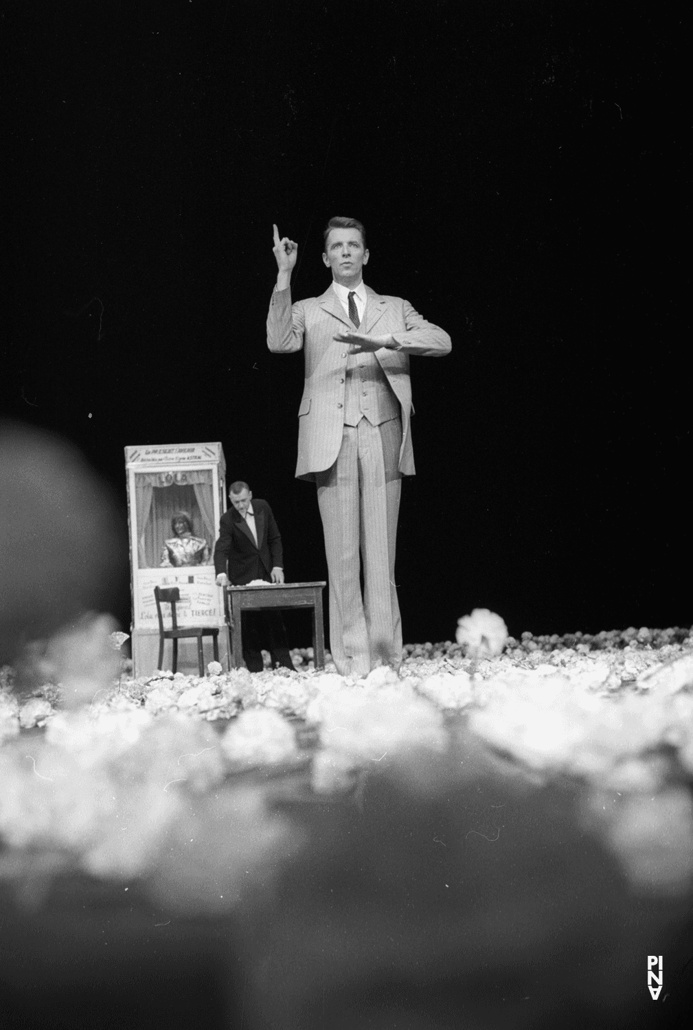 Lutz  Förster et Jan Minařík dans « Nelken (Les œillets) » de Pina Bausch
