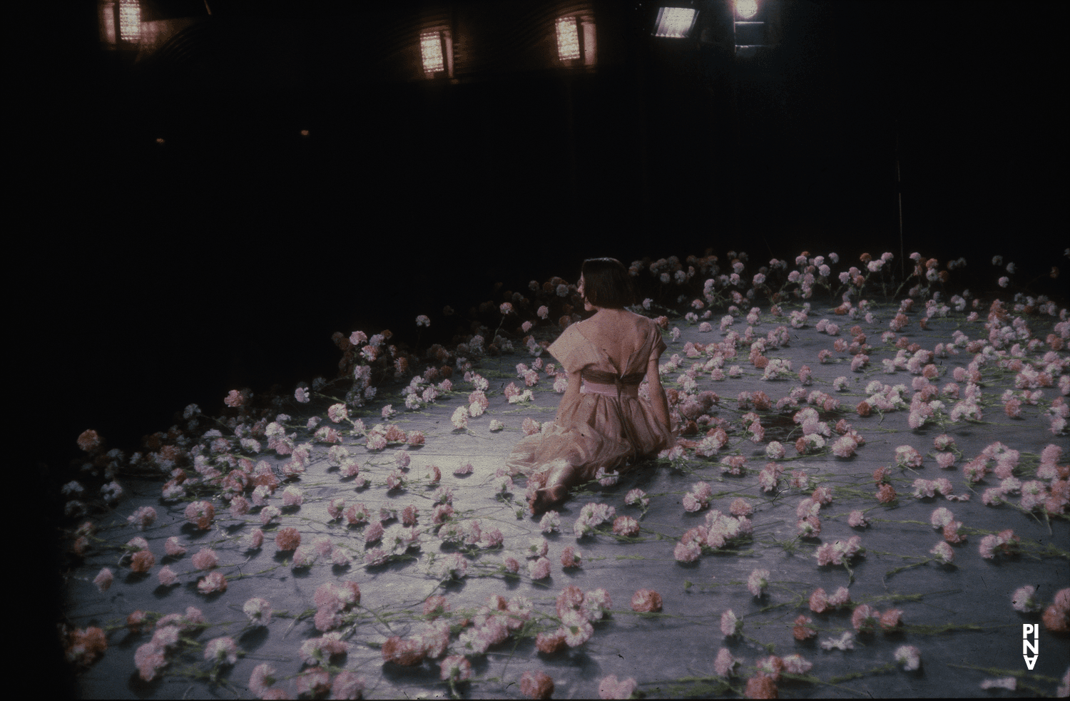 Anne Martin in „Nelken“ von Pina Bausch