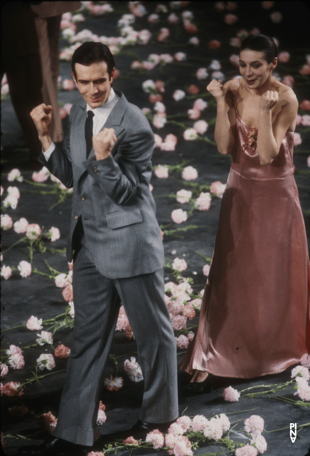 Urs Kaufmann et Anne Marie Benati dans « Nelken (Les œillets) » de Pina Bausch