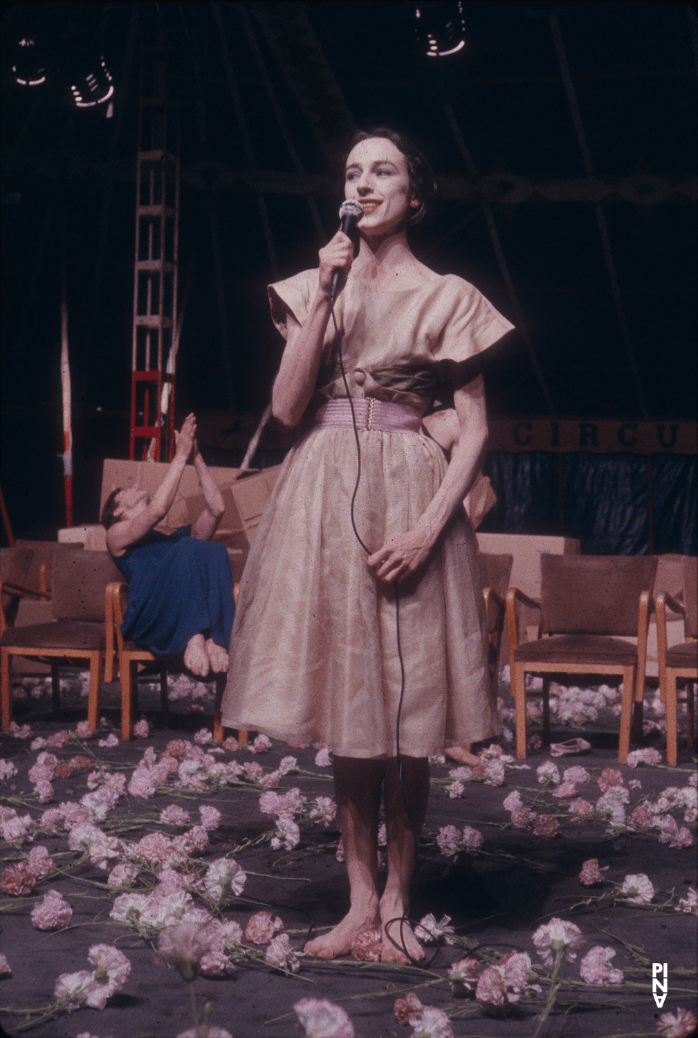 Anne Martin in „Nelken“ von Pina Bausch im Neuem Zelt München