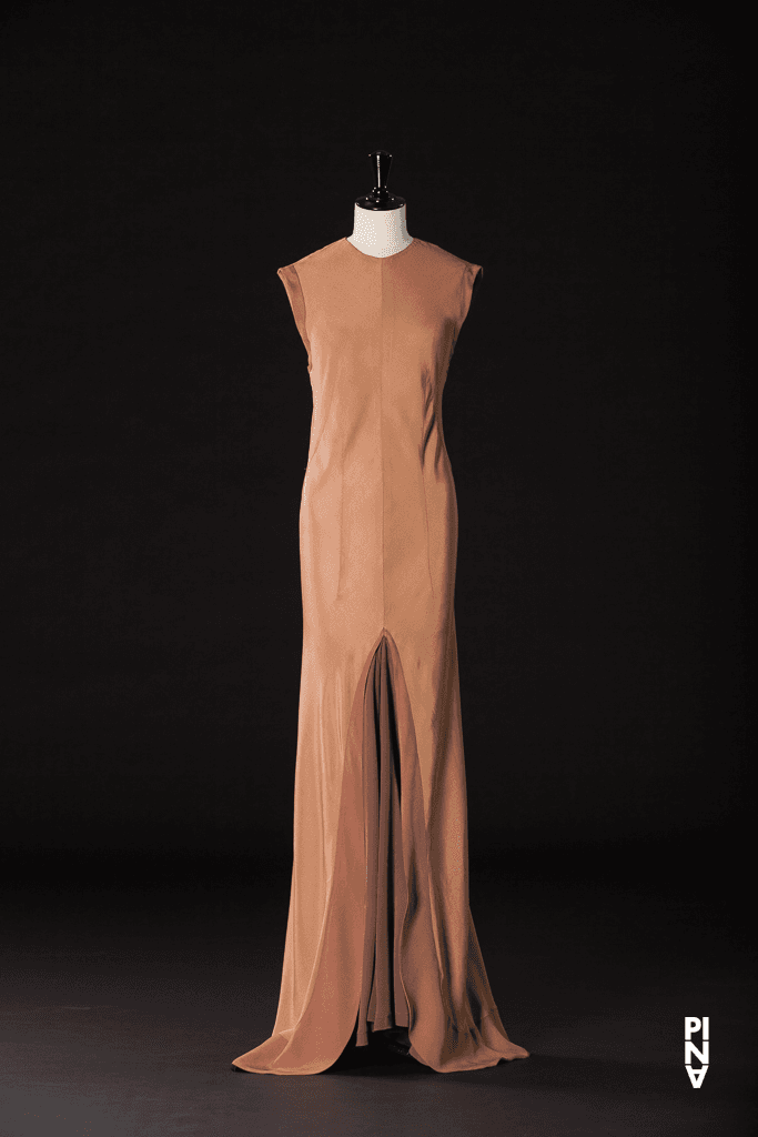 Langes Kleid, getragen von Kyomi Ichida in „Nelken“ von Pina Bausch