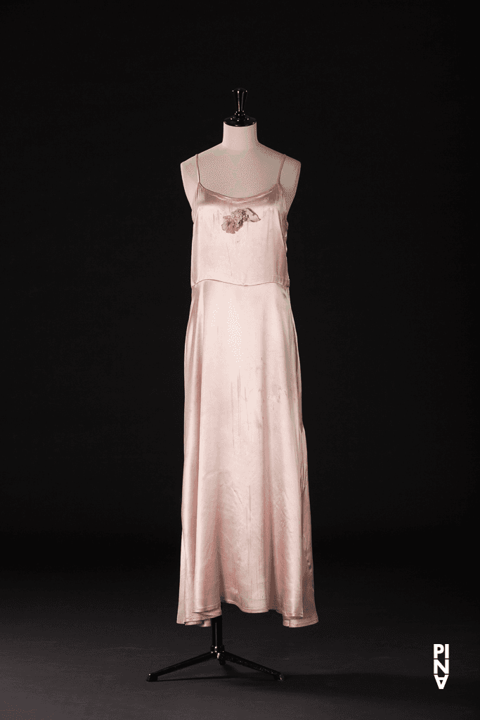 Langes Kleid, getragen von Anne Marie Benati in „Nelken“ von Pina Bausch