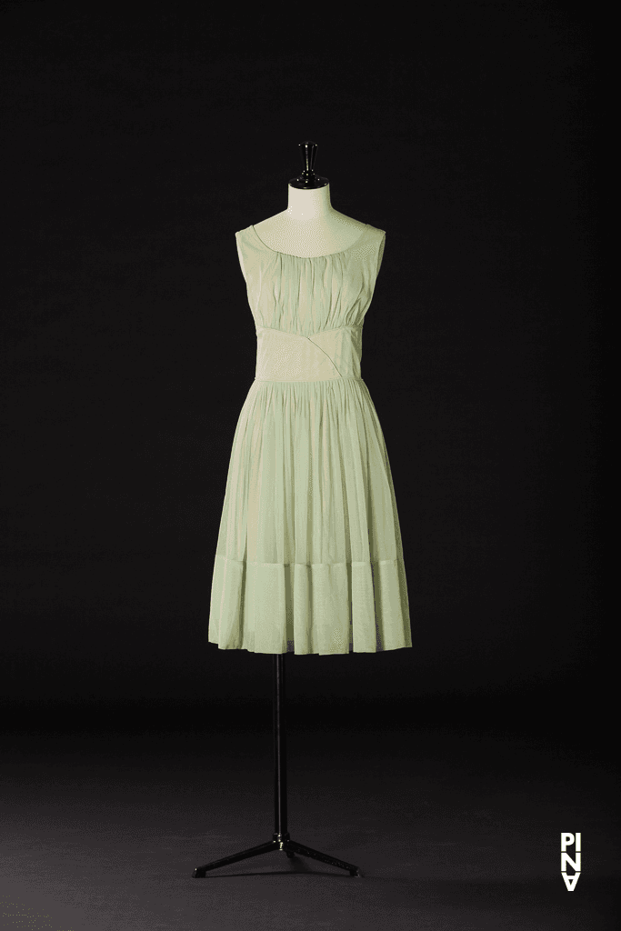 Kurzes Kleid, getragen von Anne Marie Benati in „Nelken“ von Pina Bausch