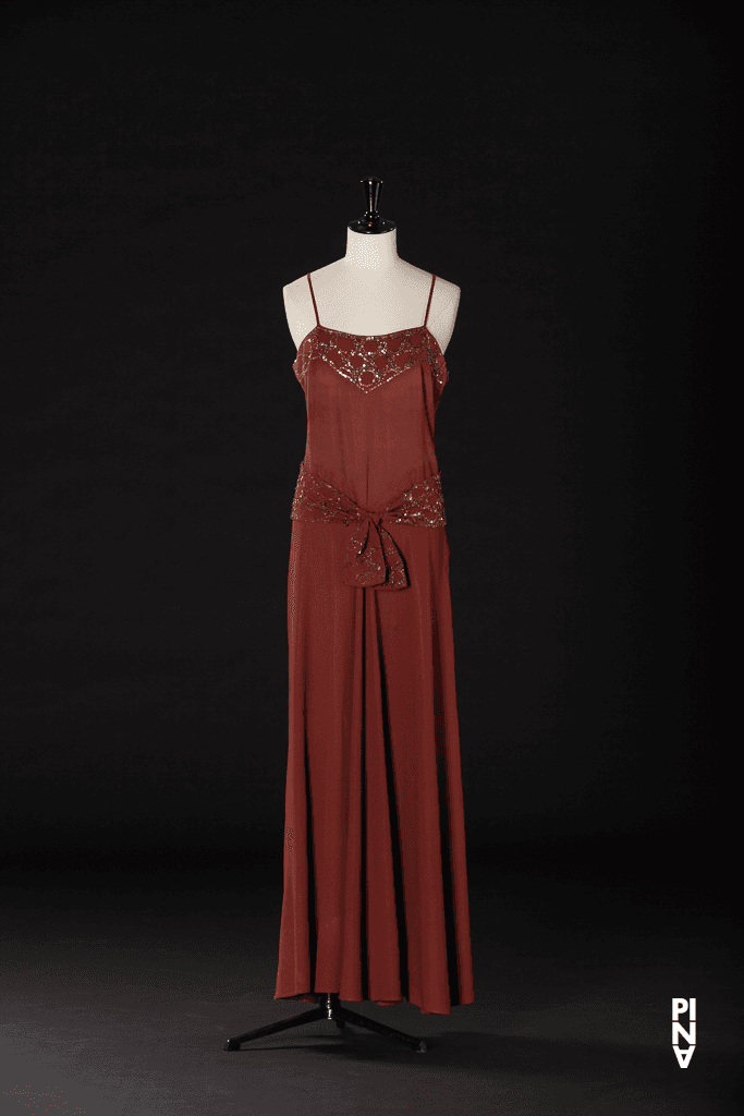 Langes Kleid, getragen von Kyomi Ichida in „Nelken“ von Pina Bausch