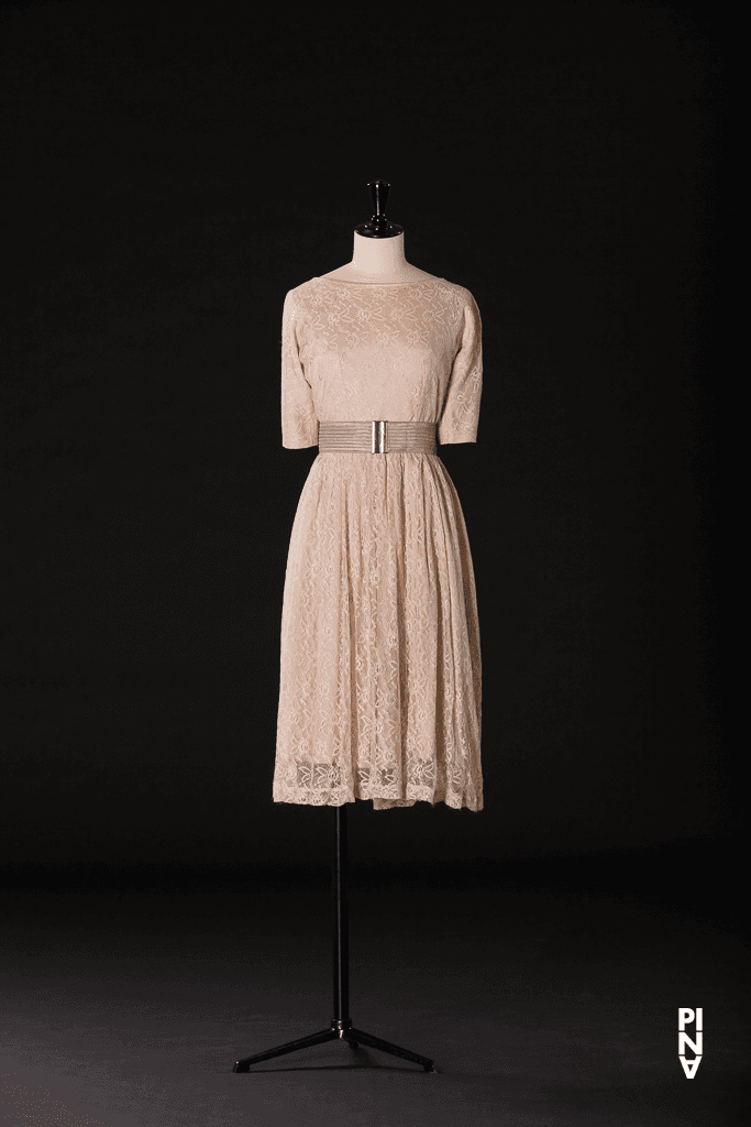 Kurzes Kleid, getragen von Héléna Pikon in „Nelken“ von Pina Bausch