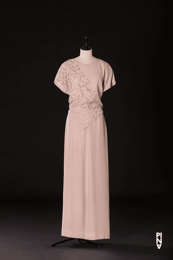 Langes Kleid, getragen von Anne Martin und Héléna Pikon in „Nelken“ von Pina Bausch