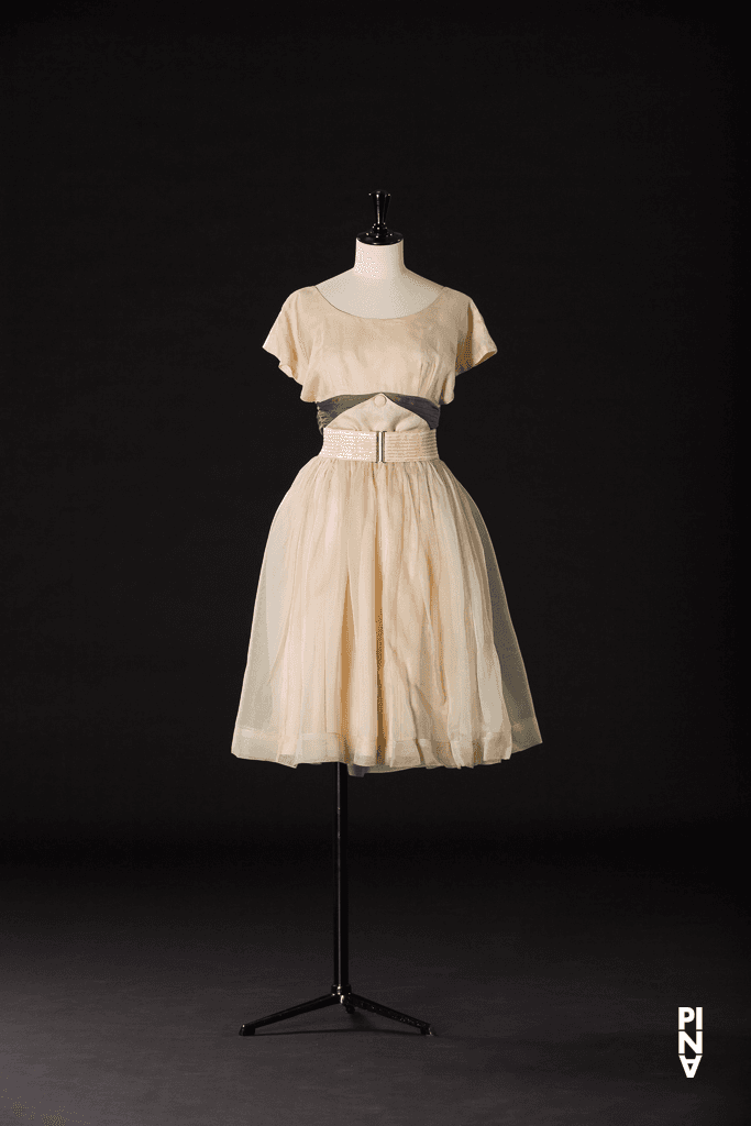 Kurzes Kleid, getragen von Anne Martin in „Nelken“ von Pina Bausch