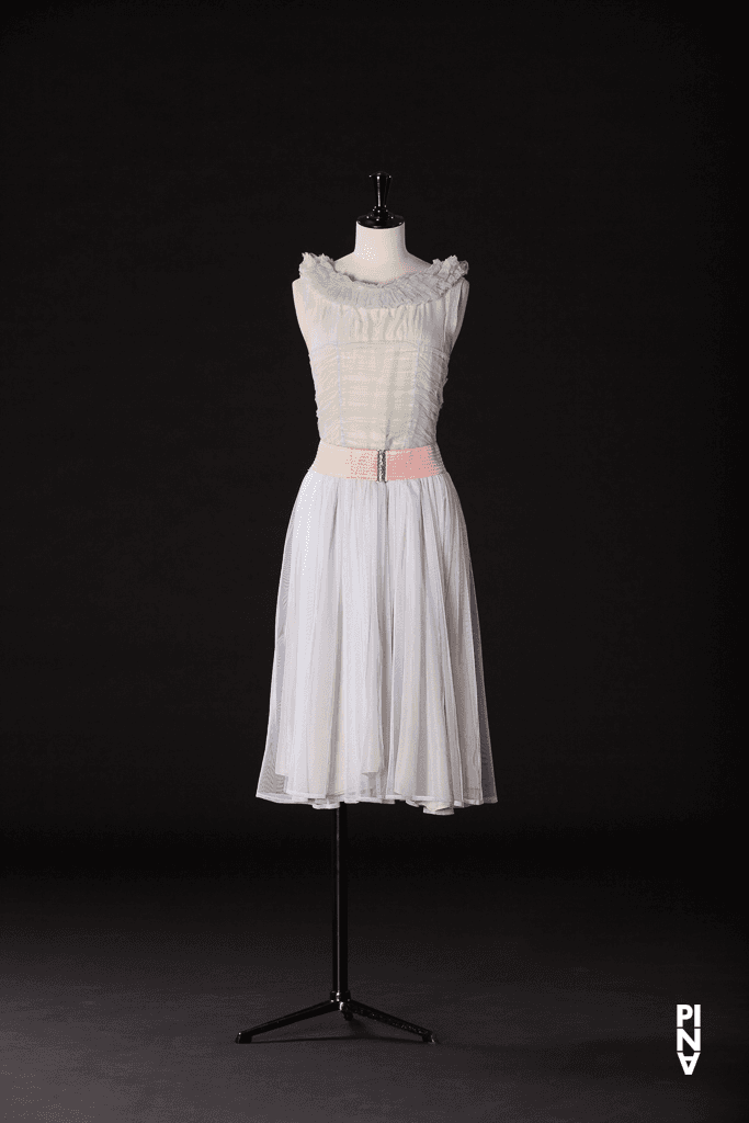 Kurzes Kleid, getragen in „Nelken“ von Pina Bausch