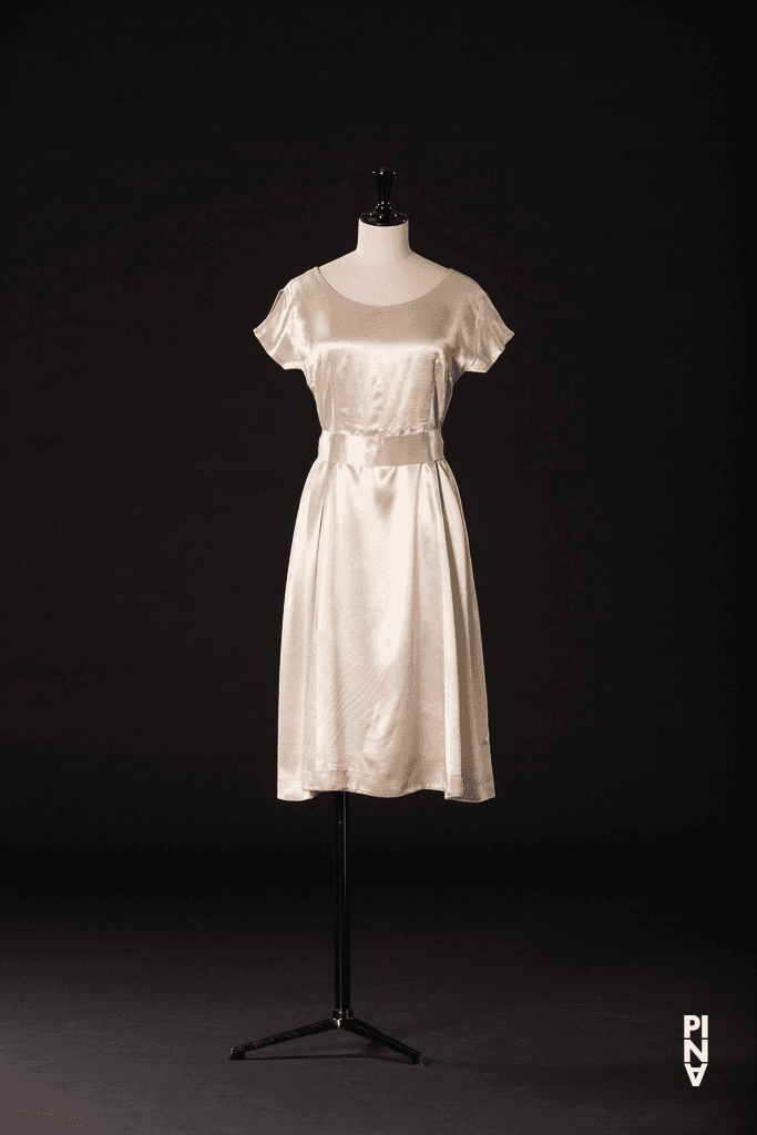 Kurzes Kleid, getragen von Bénédicte Billiet in „Nelken“ von Pina Bausch