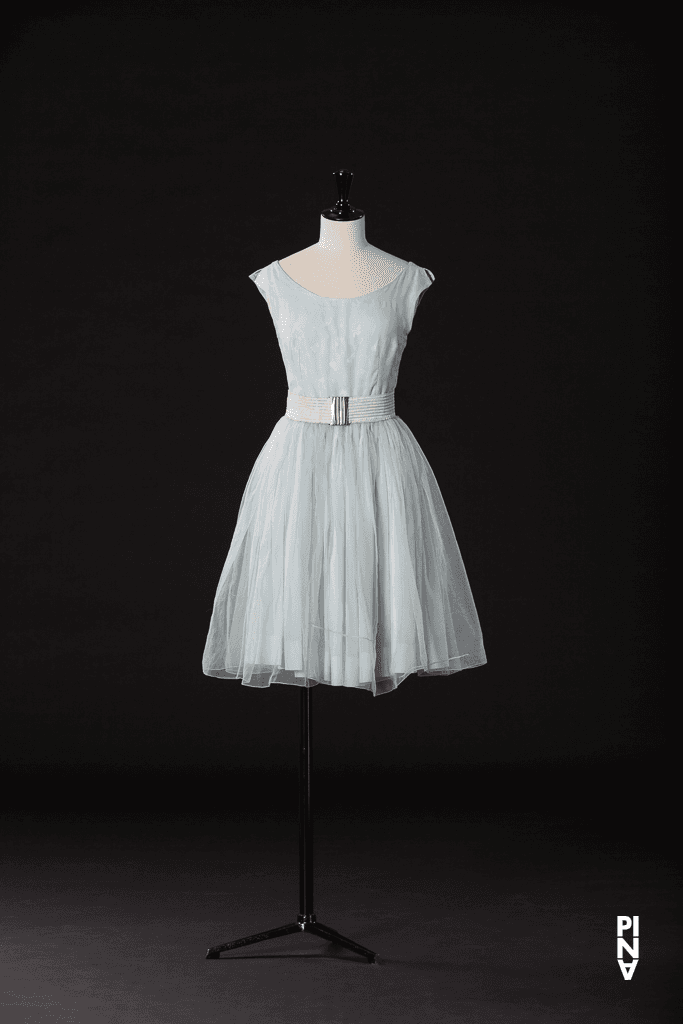 Kurzes Kleid, getragen von Anne Marie Benati und Bénédicte Billiet in „Nelken“ von Pina Bausch