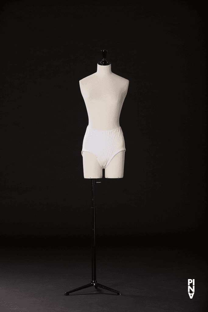 Unterhose, getragen von Anne Martin und Héléna Pikon in „Nelken“ von Pina Bausch