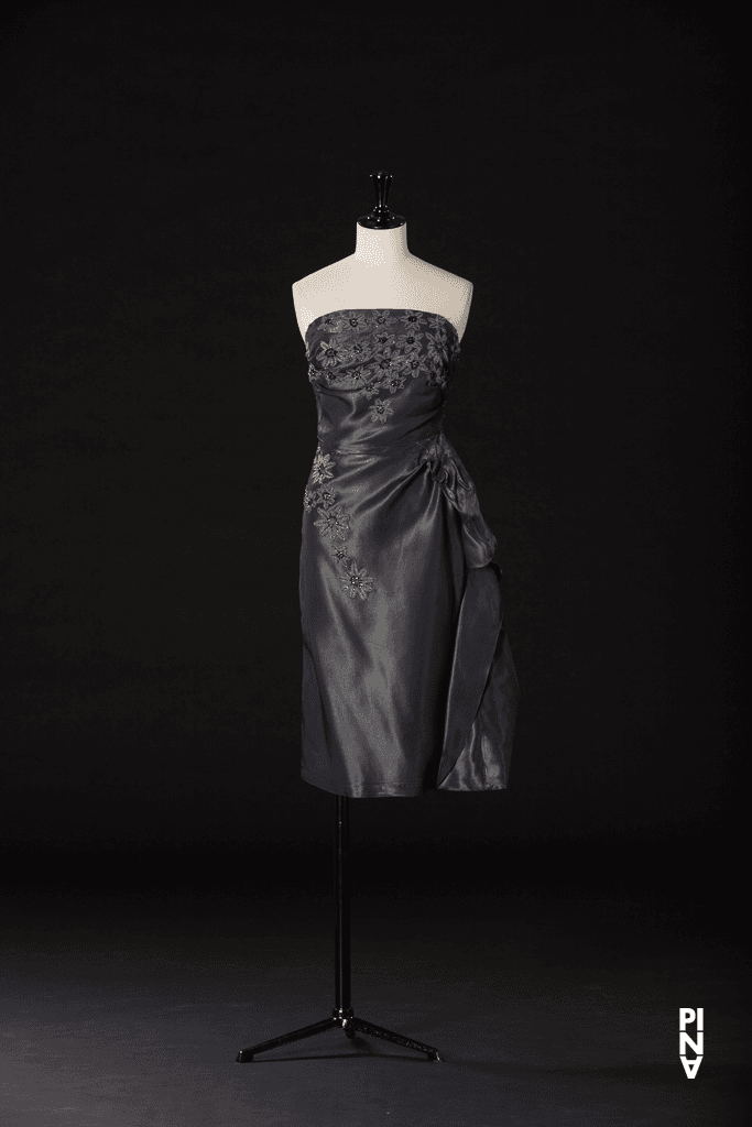 Kurzes Kleid, getragen von Héléna Pikon in „Nelken“ von Pina Bausch