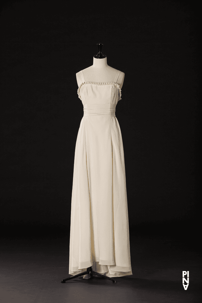 Langes Kleid, getragen von Bénédicte Billiet und Kyomi Ichida in „Nelken“ von Pina Bausch