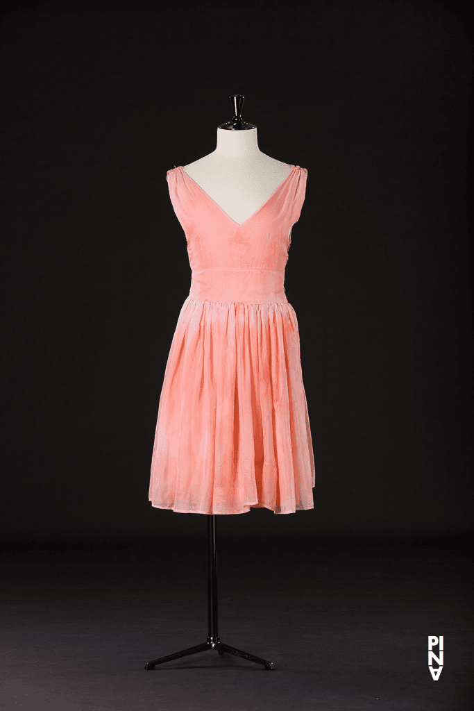 Kurzes Kleid, getragen von Jean Laurent Sasportes in „Nelken“ von Pina Bausch