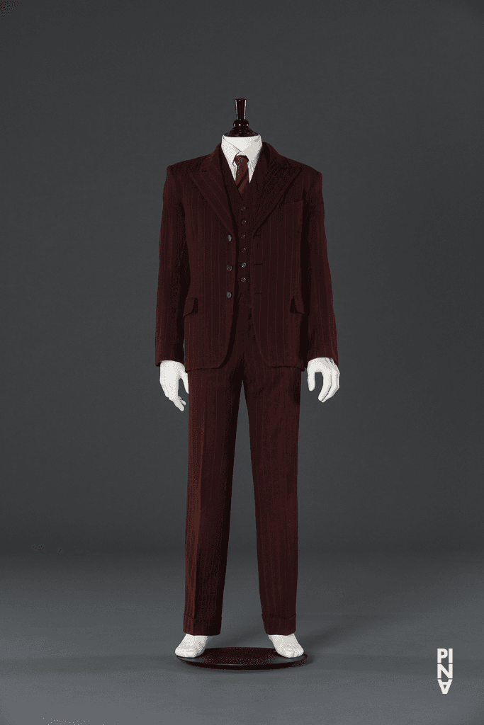 Anzug, getragen von Dominique Mercy in „Nelken“ von Pina Bausch