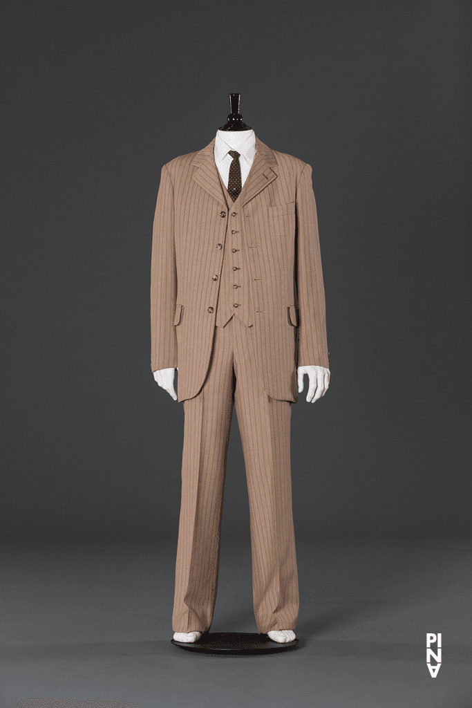 Anzug, getragen von Lutz Förster in „Nelken“ von Pina Bausch