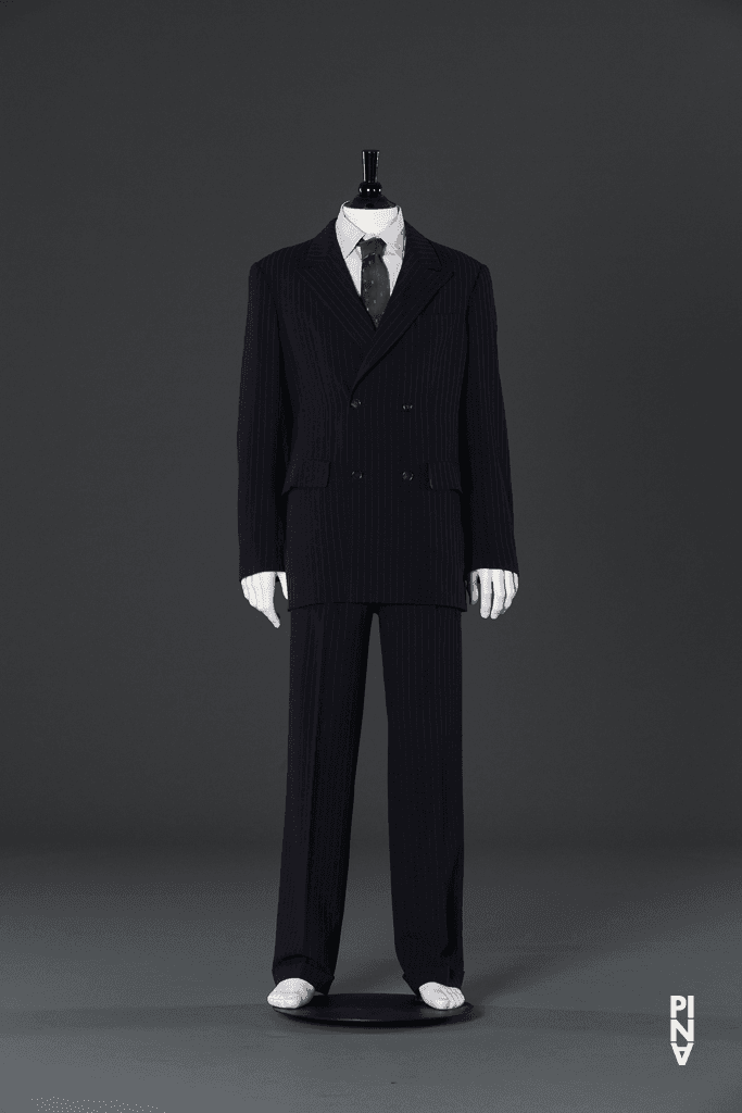 Anzug, getragen von Janusz Subicz in „Nelken“ von Pina Bausch