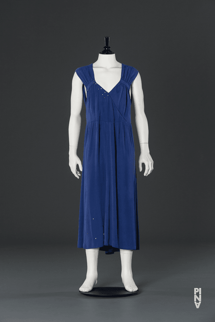 Robe, porté par « Nelken (Les œillets) » de Pina Bausch