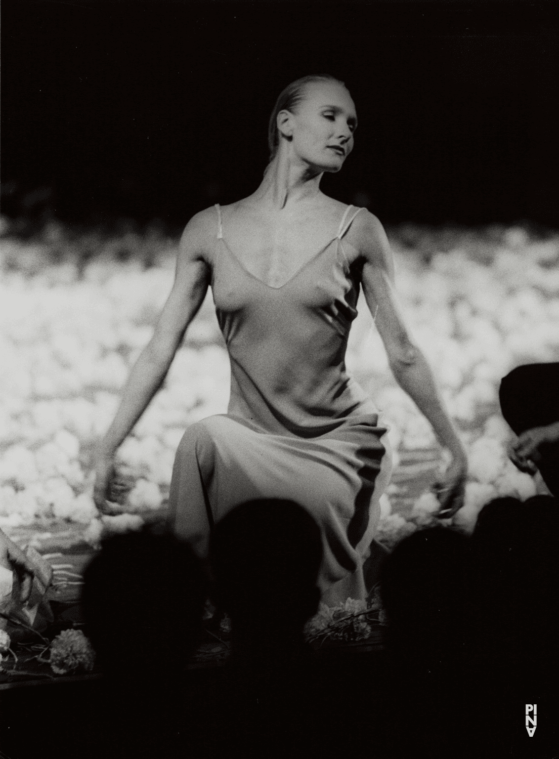 Julie Shanahan in „Nelken“ von Pina Bausch