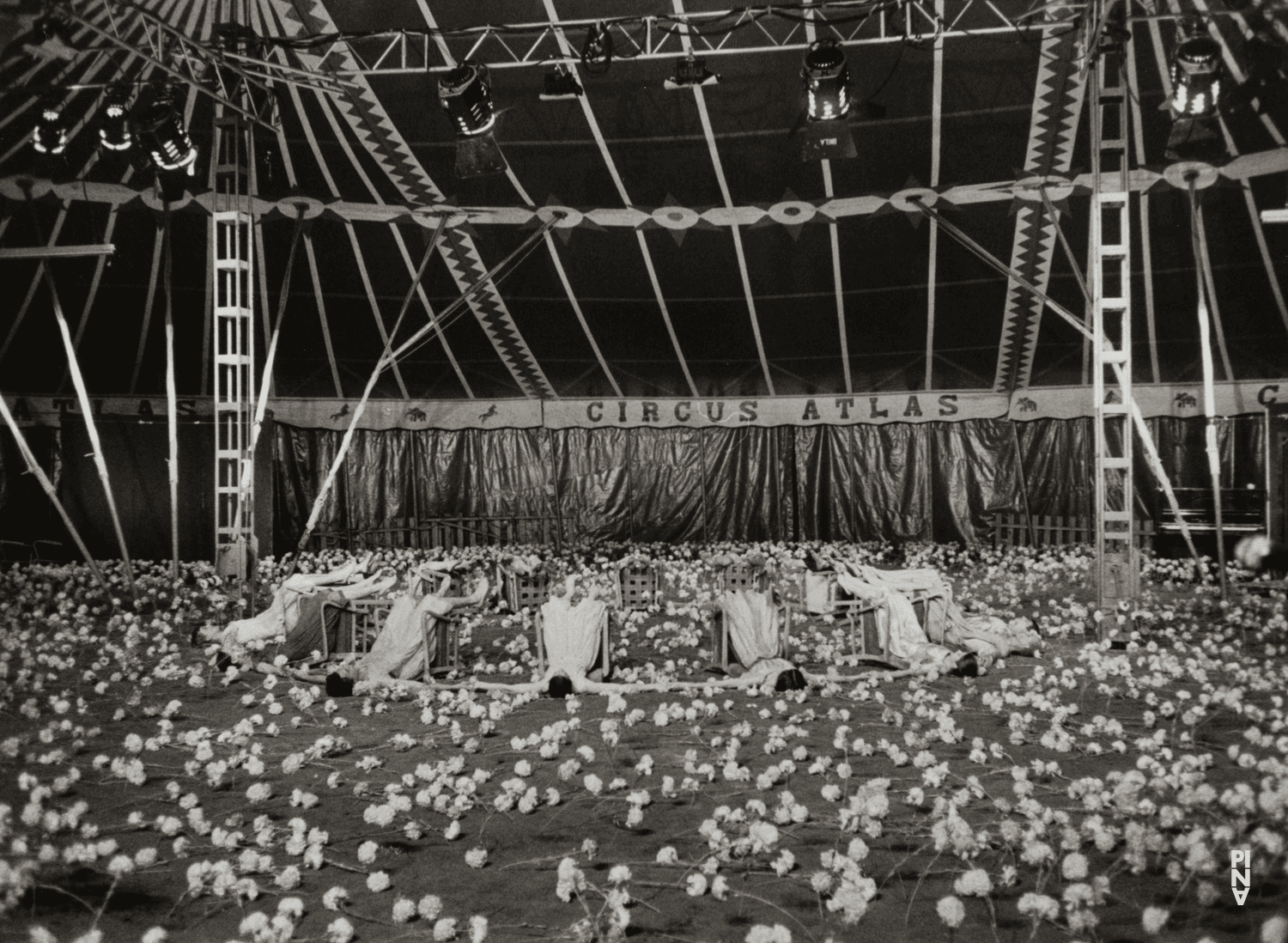 „Nelken“ von Pina Bausch im Neuem Zelt München