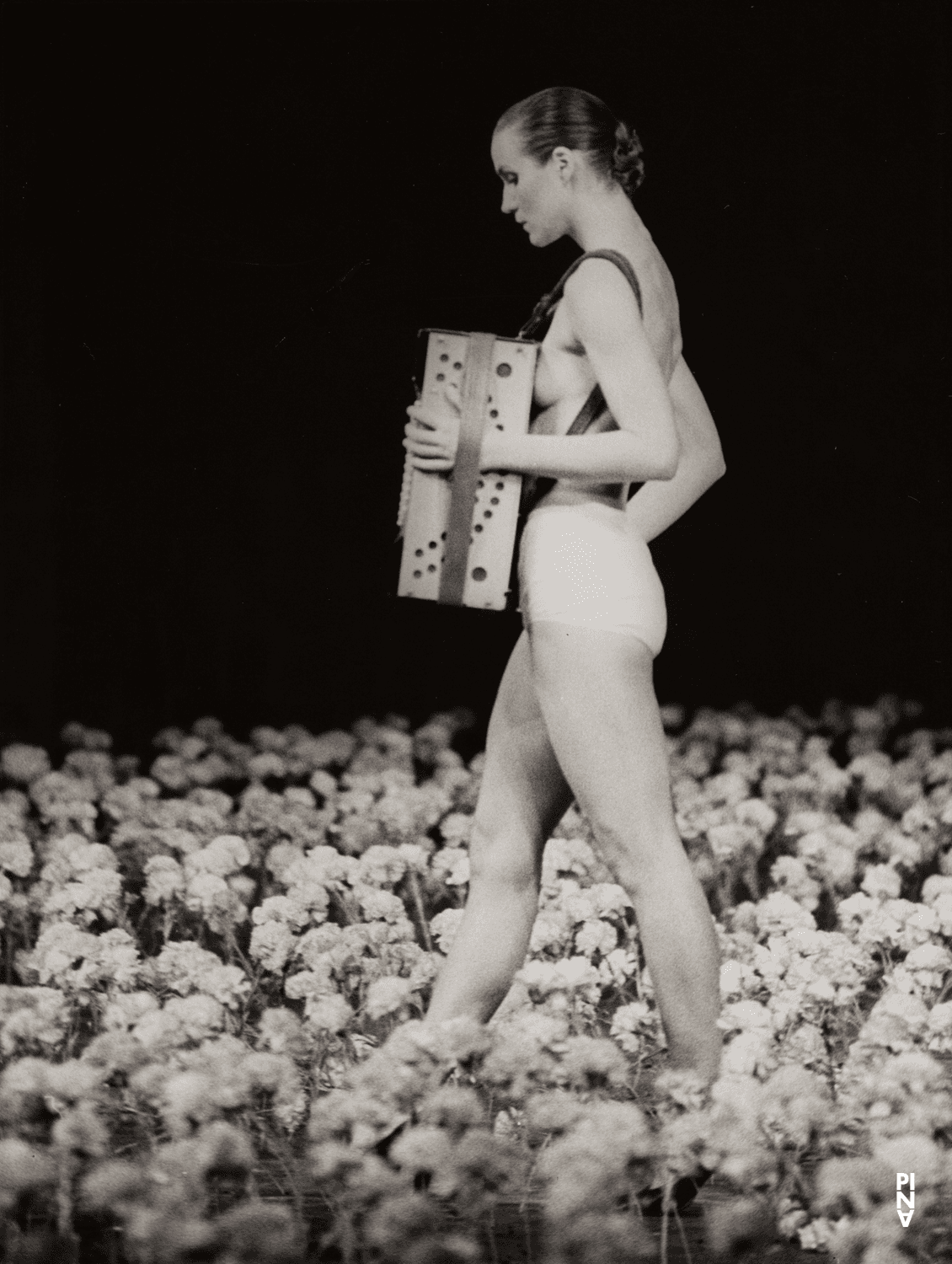 Julie Anne Stanzak in „Nelken“ von Pina Bausch