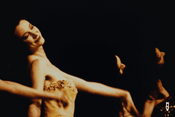 Elena Adaeva und Héléna Pikon in „Nur Du“ von Pina Bausch | Foto: Helmut Drinhaus
