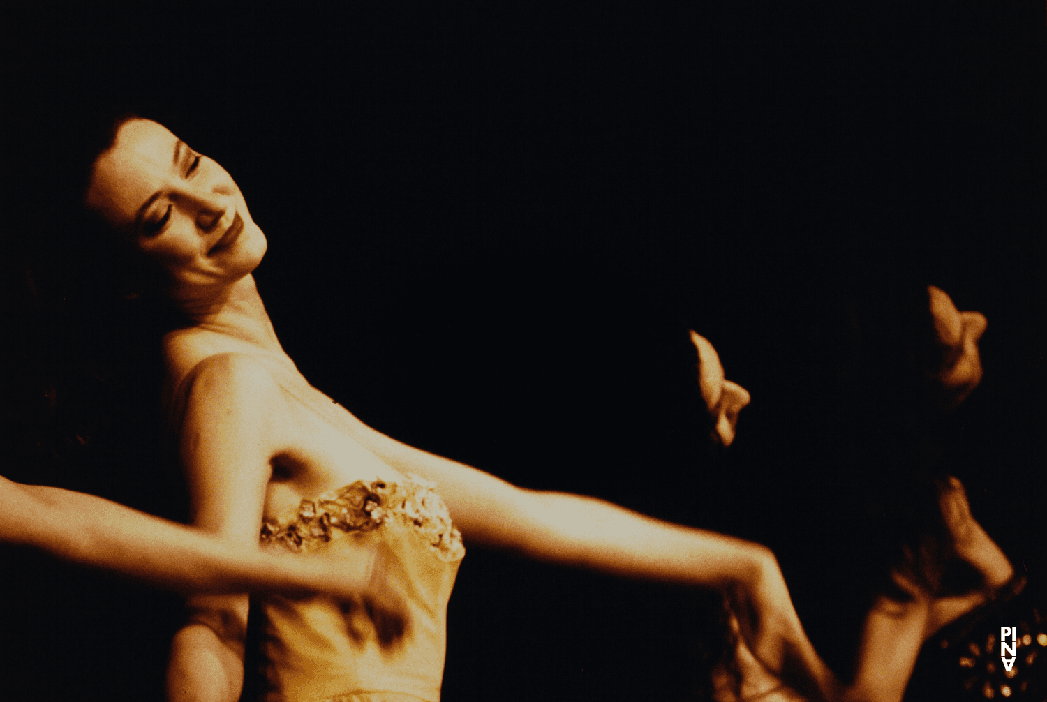 Elena Adaeva und Héléna Pikon in „Nur Du“ von Pina Bausch