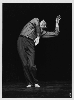 Bernd Uwe Marszan in “Nur Du (Only You)” by Pina Bausch | Photo: Bettina Stöß