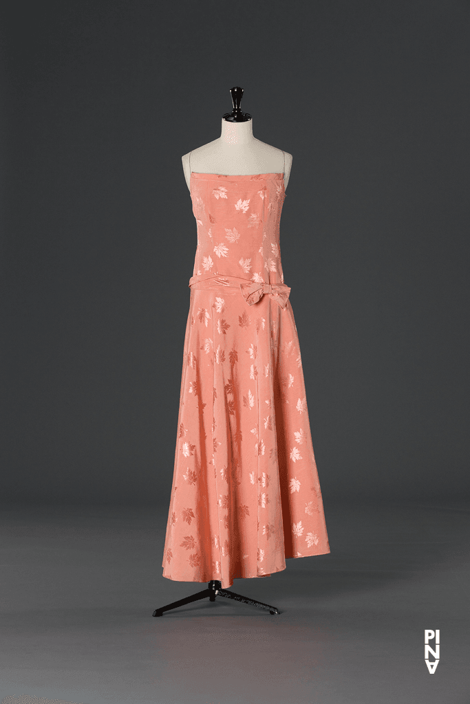 Jupe longue, porté dans Barbara Kaufmann en « Nur Du » de Pina Bausch