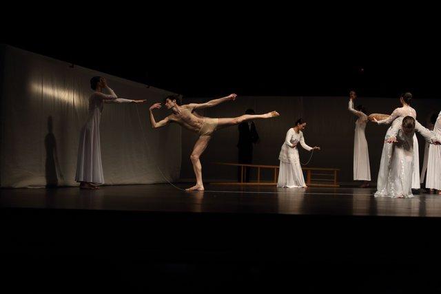 Pau Aran Gimeno und Tsai-Chin Yu in „Orpheus und Eurydike“ von Pina Bausch mit Tanztheater Wuppertal im Opernhaus Wuppertal (Deutschland), 3. April 2022