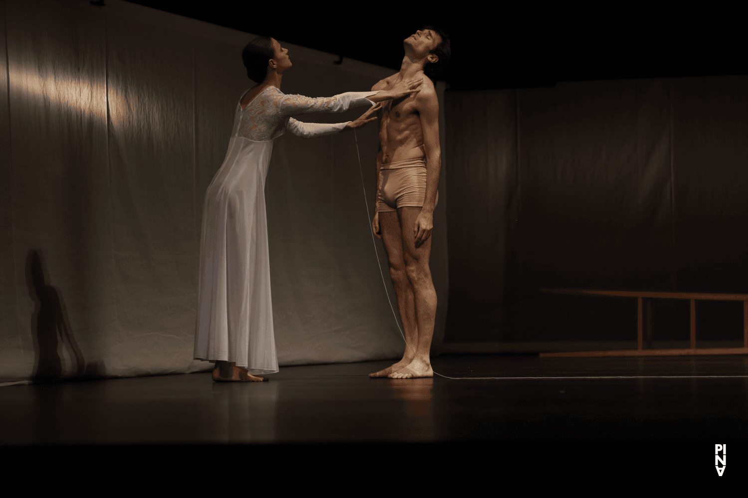 Taylor Drury et Pablo Aran Gimeno dans « Orpheus und Eurydike » de Pina Bausch avec Tanztheater Wuppertal à l'Opernhaus Wuppertal (Allemagne), 3 avril 2022