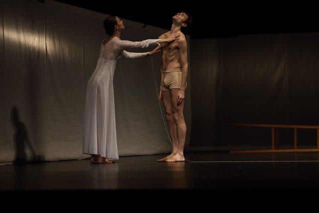 Taylor Drury et Pablo Aran Gimeno dans « Orpheus und Eurydike » de Pina Bausch avec Tanztheater Wuppertal à l'Opernhaus Wuppertal (Allemagne), 3 avril 2022