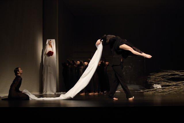 Tsai-Chin Yu et Luiza Braz Batista dans « Orpheus und Eurydike » de Pina Bausch avec Tanztheater Wuppertal à l'Opernhaus Wuppertal (Allemagne), 3 avril 2022