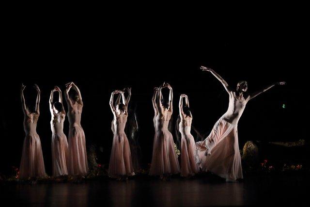 Taylor Drury in „Orpheus und Eurydike“ von Pina Bausch mit Tanztheater Wuppertal im Opernhaus Wuppertal (Deutschland), 8. April 2022