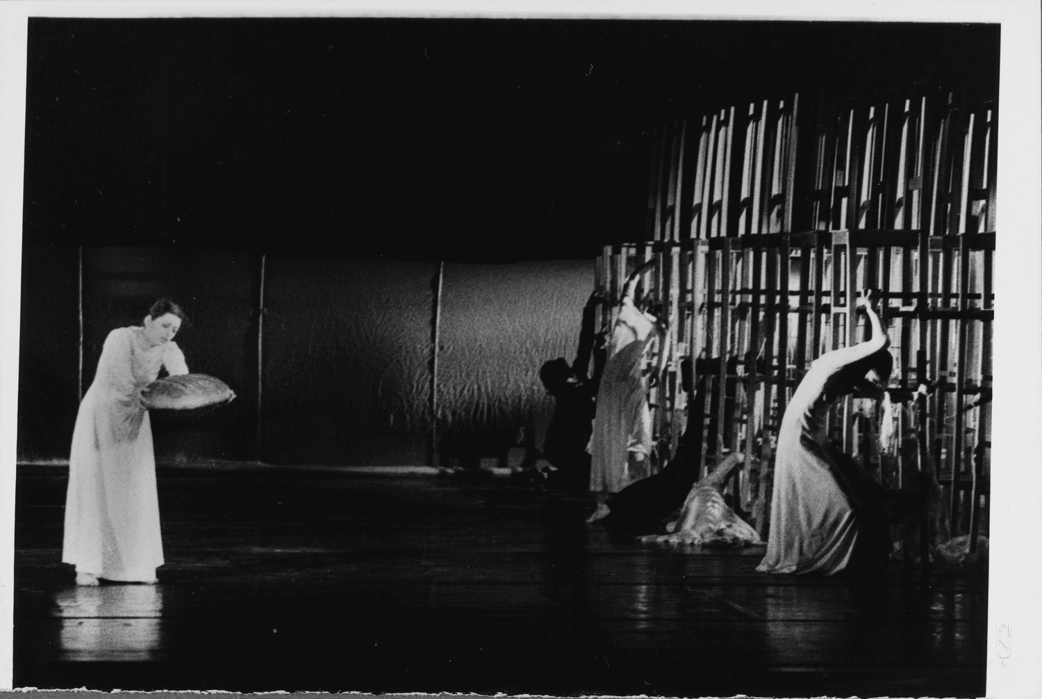 Colleen Finneran-Meessmann in „Orpheus und Eurydike“ von Pina Bausch