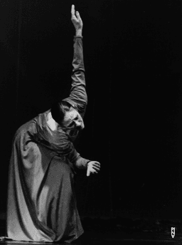 Malou Airaudo in “Orpheus und Eurydike” by Pina Bausch | Photo: Detlef Erler