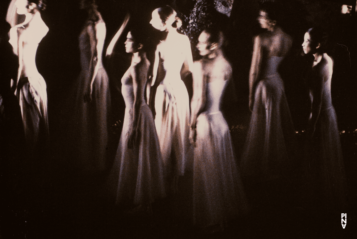 Ruth Amarante, Julie Shanahan und Mariko Aoyama in „Orpheus und Eurydike“ von Pina Bausch