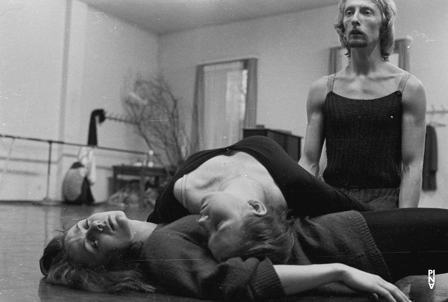 Josephine Ann Endicott, Malou Airaudo et Dominique Mercy dans « Orpheus und Eurydike » de Pina Bausch