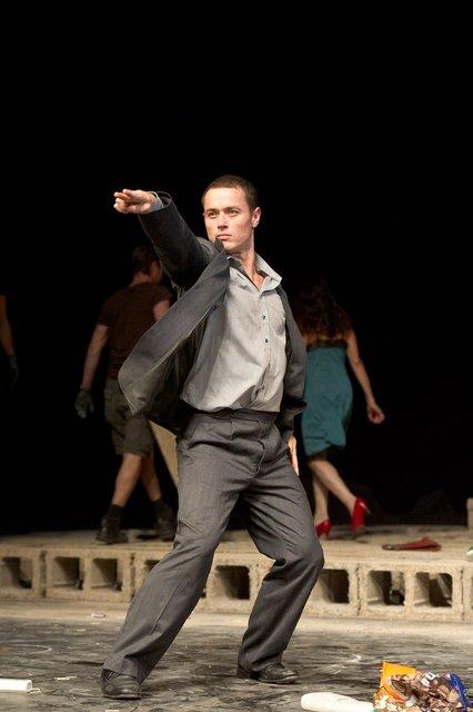 Paul White dans « Palermo Palermo » de Pina Bausch avec Tanztheater Wuppertal à l'Opernhaus Wuppertal (Allemagne), 4 septembre 2013