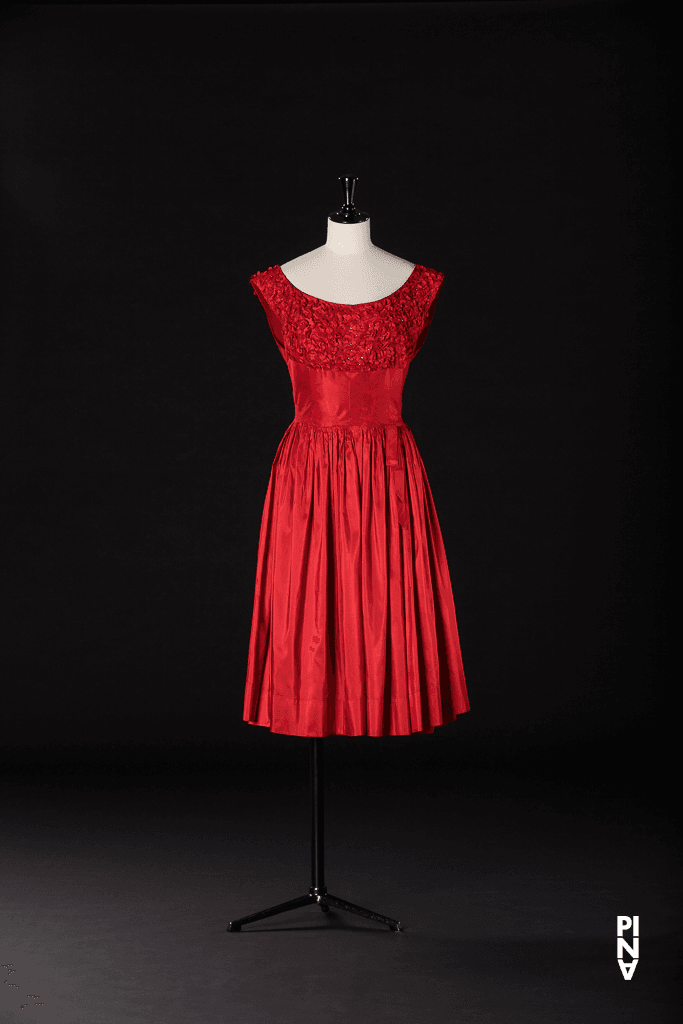 Kurzes Kleid, getragen von Quincella Swyningan in „Palermo Palermo“ von Pina Bausch