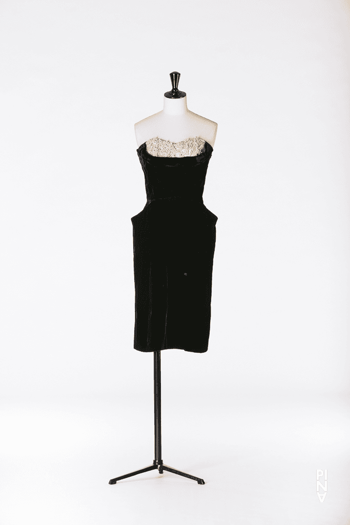 Kurzes Kleid, getragen von Anne Martin in „Nelken“ von Pina Bausch