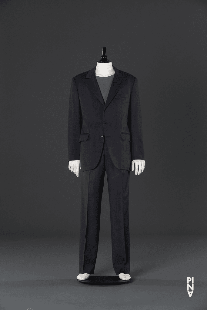 Anzug, getragen von Jean Laurent Sasportes in „Palermo Palermo“ von Pina Bausch