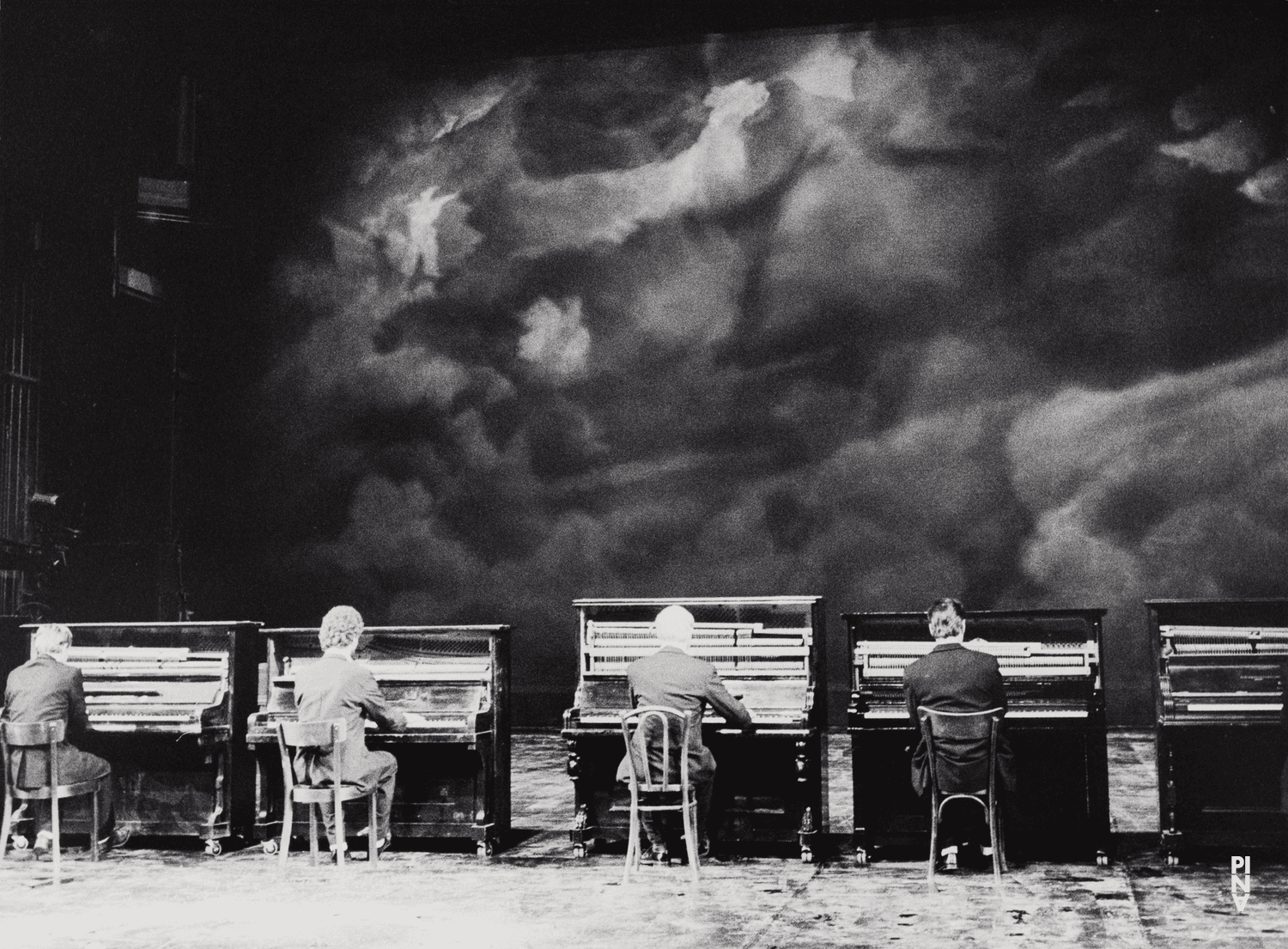 Ed Kortlandt, Matthias Burkert und Janusz Subicz in „Palermo Palermo“ von Pina Bausch