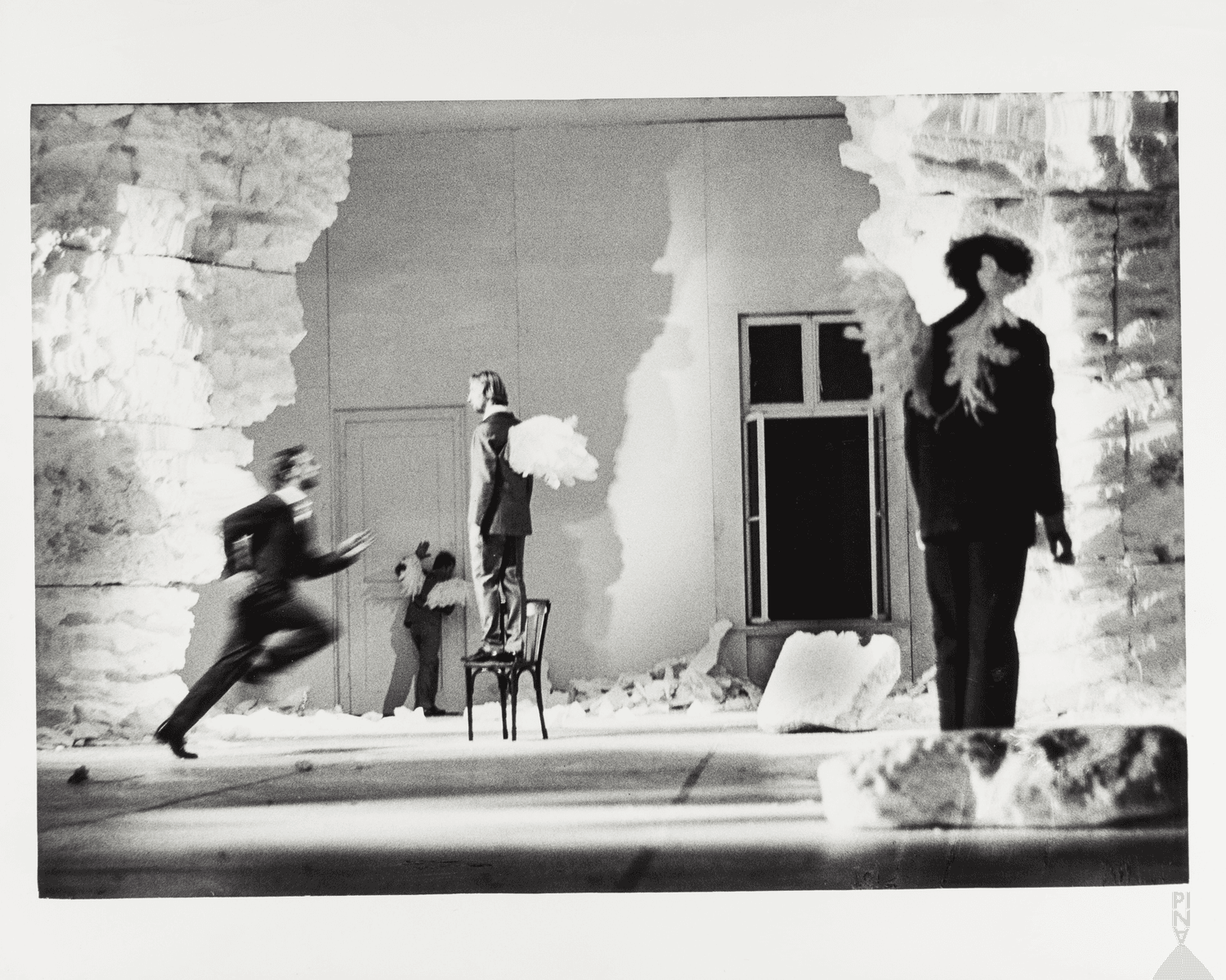 Jacques Patarozzi, Dominique Mercy et Ed Kortlandt dans « Renate wandert aus (Renate quitte le pays) » de Pina Bausch